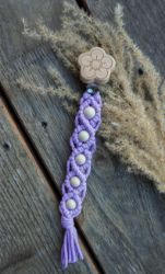 Makramee Schnullerkette in lila mit einem Blumen-Holzclip