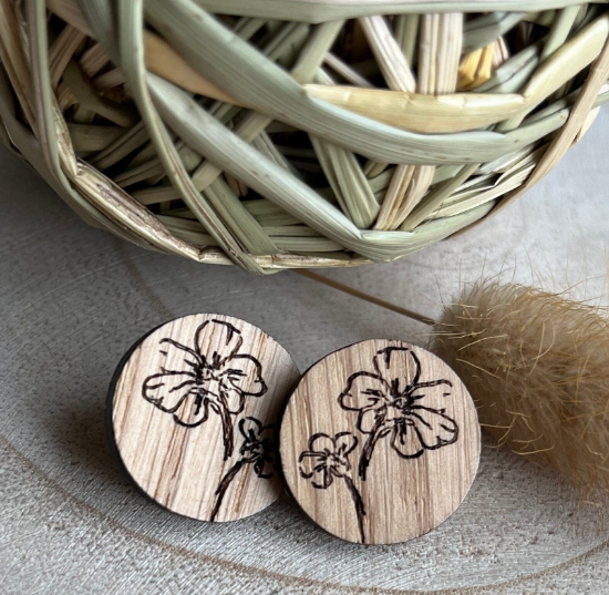 Picture of Runde Ohrstecker Ø 20mm Ohrstecker aus Eichen-Holz, mit Blumenmuster, moderner Ohrschmuck, Geschenk für Freundin, Echtholz Ohrstecker als Hochzeit oder Trachtenschmuck