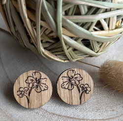 Picture of Runde Ohrstecker Ø 20mm Ohrstecker aus Eichen-Holz, mit Blumenmuster, moderner Ohrschmuck, Geschenk für Freundin, Echtholz Ohrstecker als Hochzeit oder Trachtenschmuck