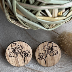 Picture of Runde Ohrstecker Ø 20mm Ohrstecker aus Eichen-Holz, mit Blumenmuster, moderner Ohrschmuck, Geschenk für Freundin, Echtholz Ohrstecker als Hochzeit oder Trachtenschmuck