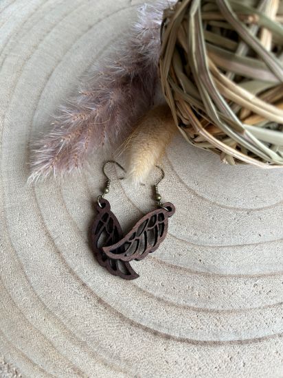 Bild von Hängeohrringe aus Nussbaum-Holz im Engelsflügel Look, Holzschmuck, Ideal als kleines Geschenk für zB. eine Freundin, passender Ohrhänger als Hochzeit- oder Trachtenschmuck