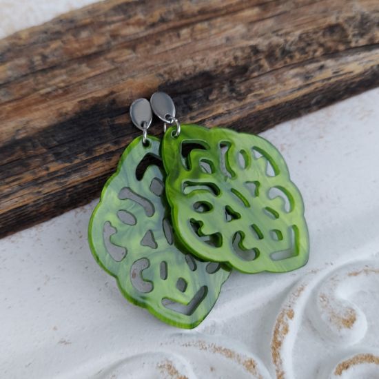 Picture of Ornament-Ohrstecker - Rhombusform aus Resin - olive green