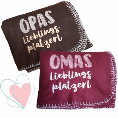 Show details for Kuscheldecken „OMAS/OPAS Lieblingsplatzerl“ – Wärme, die von Herzen kommt Picture of Kuscheldecken „OMAS/OPAS Lieblingsplatzerl“ – Wärme, die von Herzen kommt