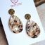 Picture of Ornament-Ohrstecker - Tropfenform aus Resin - beige brown - Stecker rund goldfarbig