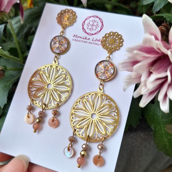 Picture of DivineFeminine - Ohrstecker DALIA aus Edelstahl goldfarbig mit Facettperlen und Perlmutt