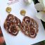 Bild von Ornament-Ohrringe aus Resin - taupe - Stecker rund goldfarbig